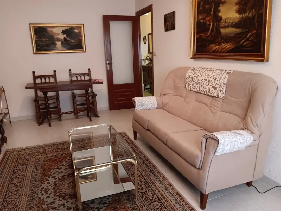 Sofá y mesa del salón comedor